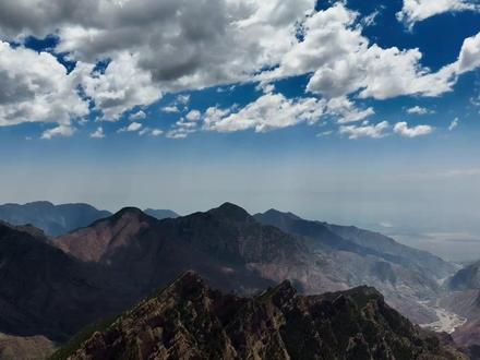 贺兰山:第4集|高墙巨壁。 2300万年前,印度板块向欧亚大陆地下深度俯冲,将欧亚板块青藏高原剧烈抬升,地处青藏高原东部边缘的宁夏地区和贺兰山也被不断抬升。巨大的抬升力使贺兰山地层发生断裂:贺兰山西半部持续褶皱隆升;东半部则强烈下陷,形成了银川断陷盆地。盆地由厚达数千米的泥砂沉积层构成,形成了今天的银川平原。地层断裂形成的贺兰山东麓断陷带南北长250公里,东西宽20~40公里,这不仅影响到贺兰山和银川平原的地理自然,也决定了黄河的河道走向。青藏高原隆升奠定了中国西高东低和水往东流的地形格局。贺兰山东麓断陷沉降的落差使周边地表水和由西而来的水源不断汇入银川断陷盆地,形成了丰富的古湖泊、河道,塞上湖城由此而生。#神奇的大自然 #地质 #贺兰山