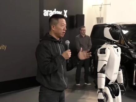 贾跃亭的机器人在美国亮相引发热议! 贴牌中国智元机器人的远征A2与灵犀X2,做二次开发。#贾跃亭 #贾跃亭机器人 #智元机器人 #法拉第未来 #人形机器人