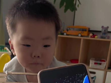 放下手机📱关掉电视📺快带孩子做个3d全息投影仪‼️娃都惊呆了😳只需一张透明塑料片和纸箱,简单几步就能diy成功😎
#在家也能给宝宝早教啦 #手工diy #教程来了 #3d全息投影 #科学实验