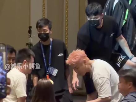 要被陶喆和粉丝双向奔赴的爱感动哭了#陶喆下台给坐轮椅歌迷送上签名 #陶喆