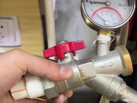 地暖进回水装反了怎么办?地暖上进下回,或者是下进上回都是没有问题的,但是需要看阀门有没有装反,如果阀门反了一定要调整过来#暖气不热怎么办 #地暖清洗 #地暖装反 #地暖下进上出 #专业的事交给专业的人来做更靠谱