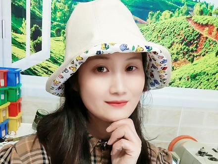 这种包边水桶帽更简单省事,记得一定要用偏厚硬的料,我一面用的是粗帆布,一面用的是薄棉布,不放衬也能撑起来。上次说没有看清楚尺寸的朋友留意一下,记得收藏或者截图慢慢看。#缝纫日常 #帽子的制作过程 #缝纫入门基础教程