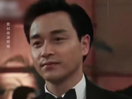 这么多年过去了哥哥的穿着打扮还是超前卫时尚。