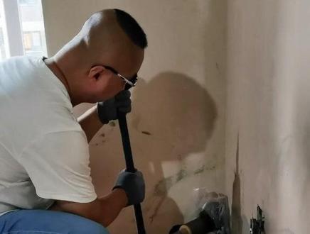 又整了一个二手的空调斜孔
说我报价高 找了个100块钱的
结果说这是承重墙,里边全是钢筋,他打不了,害怕,让客户用电镐处,看我如何把它拿下,这就是专业与业余的区别生活不容易,奋斗吧,兄弟们