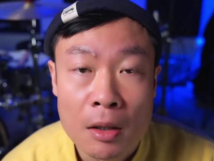 男子在小学女儿书包发现奇怪游戏书,翻看内容后细思极恐,与老师沟通说其反应有点过激。