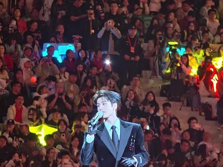 湖南卫视跨年演唱会现场实拍!张凌赫&章若楠!!!
#湖南卫视跨年演唱会 #湖南卫视跨年晚会 #张凌赫 #章若楠 #神级现场