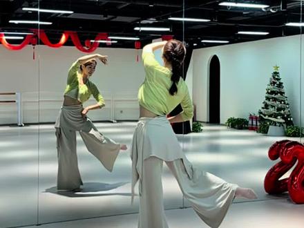 《立春》适合春天跳的舞蹈慢速教程来啦~四个的动作快速教你学会~春天啦~快跳起来吧~#立春舞蹈挑战 #背面教学 #立春听完脑子里全是美人 #薛凯琪立春 #太原成人舞蹈培训