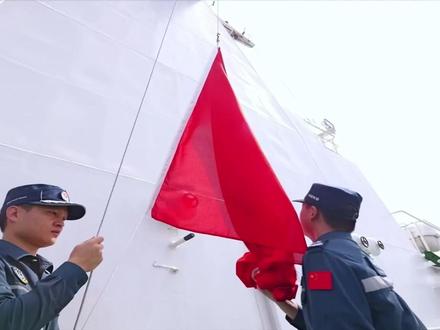 【新春走基层丨守护万鸟,“春运驿站”不打烊】新春的黄河入海口,鸟浪翻涌,海风温柔,在人们奔赴团圆之际,万千候鸟正齐聚在黄河三角洲国家级自然保护区这片生态“驿站”安然越冬。大年初六,让我们走进候鸟生态家园,去看看驻守在这里的山东东营海警局垦利工作站执法员们的春节坚守。(山东海警局 夏添柔 王泽栖 钮金洲)#中国海警
