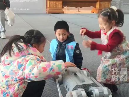 12月27日,许昌市“爱我国防”全民国防教育主题体验空间在市博物馆开放啦!
这里有知识科普、装备特训、精神传承三大沉浸式场景,能答题、赏模型、VR登航母,和机器狗亲密互动。打卡集章还能领国防主题好礼。活动将持续多期,快来相约,用行动践行“请祖国放心,强国有我”!
活动时间:2025年12月27日—28日、2026年1月1日—3日、1月10日—11日。
地点:许昌市博物馆二楼大厅