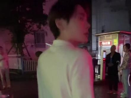 龙队和妹妹已经陪瑶瑶到医院检查了 等拍片 希望瑶瑶没事 @Ai瑶瑶☀️(美妆版) @龙浩天🐲 (酉阳桃花源酉州古城直播) #Ai瑶瑶 #龙浩天团队 #龙浩天 #龙浩天瑶瑶 #直播录屏分享