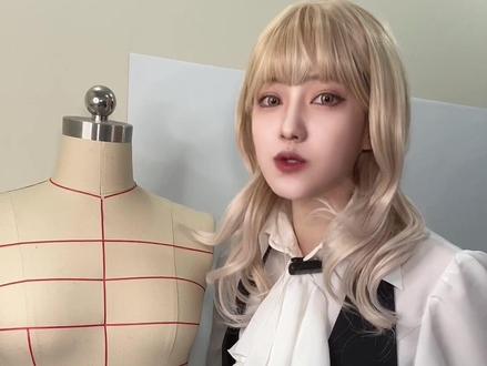 这一期可能比较枯燥,毕竟一直在测量、计算、绘制……之后想继续做一些手把手的裁缝教程,跟大家一起缝制一些衣服,想看什么角色的服装教程请评论告诉我呀!
原型绘制测量数据
背部
肩宽:测量/2
后领长:2.5(经验主义)
后领宽:颈围/6+0.7或劲围/5
肩颈宽:肩宽-后领宽
肩斜:肩点向下5(经验主义,或15:5)绘制新的肩颈线
后领→胸:测量(背长/2+2)
后胸→腰:测量
背宽:(在后领底→胸围的一半处绘制)测量/2
胸围:测量/4(适当+0.5~1松量)
腰围:测量/4(适当+1~2松量)
胸部
前领宽:后领宽-0.2
前领长:7.5~8(经验主义)
肩斜:肩点向下4(经验主义,或15:6)绘制新的肩颈线
领底→胸围:测量(背长/2+1.5)
胸围→上胸围:测量
胸围→下胸围:测量
胸宽:(在领底→上胸围的一半处绘制)测量/2
胸围:测量/4(适当1~2松量)
下胸围:测量/4(适当1~2松量)
腰围:测量/4(适当1~2松量)
省道
胸省:胸围距胸中线9(礼服7)为胸高点,至腰线作垂线,向中开2~3,向后开胸腰差/4-4~6(经验主义)
前肩省:(肩颈线+3)/2处→乳尖点,左右各开1.5(肩颈线相应延长3)
后肩省:(肩颈线+1.5)/2处→背宽/4,左右分别0.7和0.8(肩颈线相应延长1.5)
*泡泡袖要减少肩颈线长度,具体情况具体分析
袖笼
胸围向上2与肩点间,绘制长度为测量数据+4松量
(上胸围线与肩点间,绘制长度为测量长度,无松量)
#裁缝教程 #DIY