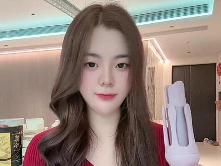 手残党都会用的全自动卷发棒!巨巨巨好用,操作特别简单,每次拿一撮头发放进凹槽,按左右键等待滴滴声响就能自动卷好,想烫发又怕失败的姐妹去试试,随便一卷就很好看,在家也实现了卷发自由#卷发棒推荐 #好看发型 #仙女必备