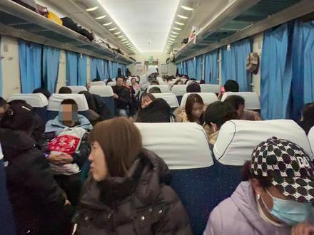 有谁知道火车晚上为啥一定要拉帘子吗#火车 #搞笑 #恐怖 #火车上 #旅行 @太原大熊猫
