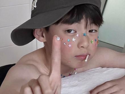 虽迟但到 #星星贴纸 #星星贴纸拍照 #单眼皮男孩