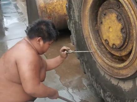 湖南00后男孩小胖
年仅19岁在修车领域已封榜#遗憾的过客