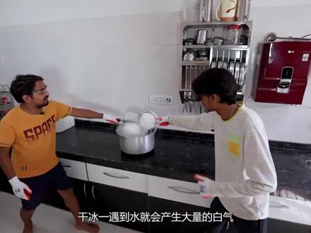 把干冰和液氮倒入游泳池里,会发生什么现象?场景美轮美奂!