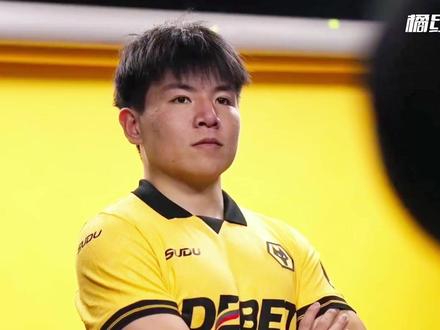 华裔资本+好莱坞坐镇,巴恩斯利队的魔球实验,为何注定失败? #徐彬 #狼队 #巴恩斯利 #足球 你绝对想象不到,U23国足队长徐彬租借加盟的巴恩斯利 ,曾试图颠覆足球运动的本质。