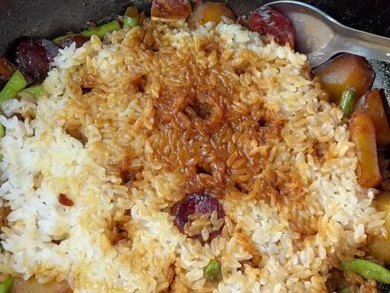 腊肠豆角土豆焖饭,感觉比用电饭煲更简单,只刷一个锅