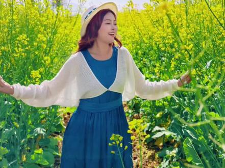 拍油菜花的姿势来几个?遇到比人还高的油菜花怎么办? 拍油菜花有N种可能性,这是其中一种特别简单的拍法。简单到有手就会!哈哈!#油菜花田包出片的 #油菜花海拍照 #油菜花拍照姿势 #花海拍照 #是时候去拍油菜花海了