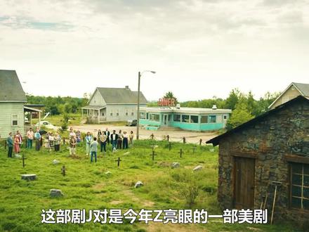 电影《黑松镇》是根据小说《松林异境》(作者:布莱克.克劳奇)改编的悬疑惊悚剧,故事一开始以特工处探员Ethan Burke来到乡村小镇Wayward Pines(即本剧剧名)寻找两名神秘失踪的联邦探员展开,在调查失踪案的过程中,他觉得这个小镇很诡异,随着调查的深入他最终发现了这个小镇背后的惊天秘密。