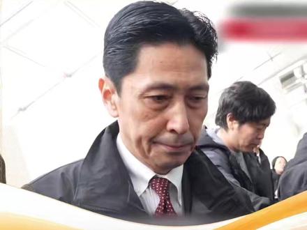 金井正彰来华两天 面对媒体始终不发一言 17日下午,日本外务省亚洲大洋洲局局长金井正彰抵京时,大批媒体守候在机场,面对镜头和一连串的追问,金井正彰全程一言不发。而类似的情形也发生在18日上午金井正彰离开酒店时。这种状态持续到他从机场乘机离开北京。#来华磋商日本外交官离开北京##中方对中日磋商结果表示不满意##高市早苗不思悔改拒不撤回#