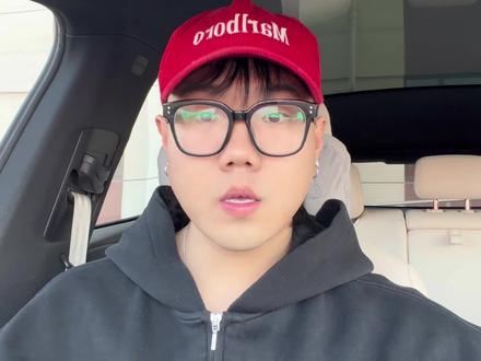 有意小鹏P7+的家人们
注意了
新款要来了
从各方的路透消息和图片
可以看出
26款的小鹏P7+
整体内饰用料提升
仪表应该是改为了
与新P7同款的8.8英寸镶嵌式
然后增加了HUD
不出我所料的话
应该是与G7和新P7同源的
与华为共研的
追光全景
AR-HUD
空调出口变为了隐藏式
这下妈妈再也不用担心
我被银闪闪的出风口
反光到了
接下来
重磅的来了
新增了副驾的零重力座椅
以及
四门静音电吸门
这你受的了吗
不过
这次最大的变化
还是在于
一车双能
增程版的P7+
终于来了
增程版
CLTC纯电续航里程430公里
号称
「全球纯电续航最长增程轿跑」
且CLTC综合续航里程1550公里
同级别中属于是遥遥领先了
纯电版
也有焕新
全系800V平台
全系5C超充AI电池
CLTC续航里程可以高达
725公里
「857」也是给P7+安排上了
2026款小鹏P7+
也是作为小鹏汽车首款面向全球发布的车型
即将在包含中国在内的全球36国发布
这代表着
小鹏P7+应用了全球化统一的生产和安全标准
看来何总为了让大伙儿新年能开上新车
真是煞费苦心了
那么这样的P7+
你心动了吗
#新款小鹏P7+即将全球36国发布
#新款小鹏P7加超级增程来了
#开着小鹏回家过年
#小鹏汽车
#新能源汽车