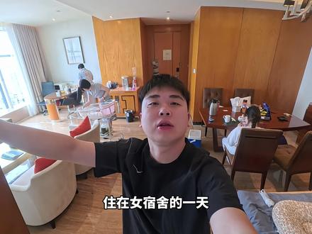 丈母娘加入,减肥奖励又升级! 昨天老婆给我开赌局:瘦到145给10w。
今天丈母娘听说我要减肥:“我也跟你赌,瘦到145给你1w。”
我说:“身上骚不怕虱子多!接了!”
——瘦12斤,换11w。这买卖划算吗?
减肥第一天战报:
昨天78.4kg,今天78.0kg,瘦了8两
生完宝宝后老婆从118斤瘦到107斤,现在目标90斤
我从156斤出发,目标145斤!
游泳装备:
上次老婆给了2500,买完游泳装备还剩2k✌
我泳帽戴上像不像孙杨?老婆说我头大泳帽戴不进...
泳池就我一个人,像个卤蛋一样开干!
夏天到了,少吃零食多运动。一个月后见分晓!
#上门女婿 #新婚夫妻 #萧山 #减肥挑战 #坐月子