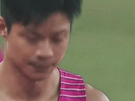 苏炳添:最后一跑,传奇谢幕
2025年11月20日,广州奥体中心的夜空被璀璨灯光点亮,田径赛场的跑道宛如一条炽热的红绸带,凝聚着全场观众的目光。在这场备受瞩目的十五运会男子4×100米接力决赛中,36岁的苏炳添,迎来了他职业生涯的最后一战。
发令枪响,苏炳添如离弦之箭般冲了出去。起跑时那令人惊叹的爆发力,步频与节奏的完美把控,还有那坚定的眼神,无一不让人回想起他过去在赛场上的无数高光时刻。尽管岁月在他身上留下了痕迹,伤病也在一定程度上影响着他的状态,但此刻,他依然拼尽全力,将自己对短跑的热爱与执着,都倾注在了这最后的冲刺中。
交接棒的瞬间,苏炳添将手中的接力棒稳稳地递到队友手中,就像传递着他多年来对短跑事业的坚守与希望。当队友们继续向着终点飞驰,他站在赛道旁,眼中满是欣慰与感慨。
回顾苏炳添的田径生涯,那是一部充满突破与荣耀的奋斗史。2015年,他在尤金钻石联赛中,以9秒99的成绩,成为首位未通过归化、打破男子100米10秒大关的亚洲运动员,打破了“黄种人不适合短跑”的刻板印象,让全世界看到了亚洲速度的潜力。2021年东京奥运会,他更是将亚洲纪录刷新至9秒83,成为首位晋级奥运男子百米决赛的中国运动员。那一刻,他站在奥运决赛的舞台上,与世界顶尖选手同场竞技,让五星红旗在奥运赛场高高飘扬,也让“中国速度”成为了世界田径史上不可忽视的力量。
在室内赛道,他同样成绩斐然,两度刷新60米亚洲纪录,在世锦赛中摘银的壮举,更是被载入史册。接力赛场上,他也是团队的定海神针,带领队友在亚运会中夺得金牌,在世锦赛中收获银牌,用默契的配合书写着中国短跑的辉煌。