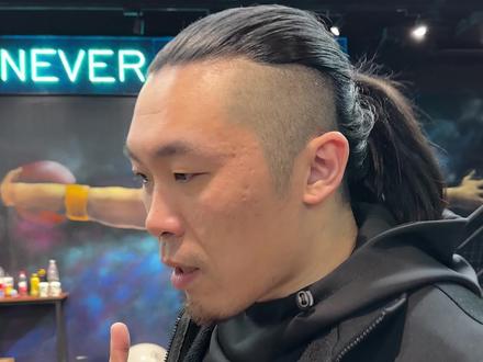 【哑铃上斜卧推详解】这是个练上胸很好的动作,不过很多兄弟对座椅角度、手臂重心、胸椎活动度等细节都比较迷惑,今天咱们就用一个视频来详细讲解一下做上斜哑铃卧推的细节和重点!兄弟们感觉这条视频有帮助的话,别忘了点个赞 #练胸 #力量训练 #哑铃 #运动表现 #健身
