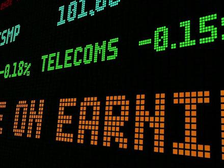 别被暴跌吓破胆!看懂这个底层逻辑,这次也许是“倒车接人”! 2026年1月30日,全球资本市场经历了一场“腥风血雨”。黄金跌破5000美元,白银腰斩,比特币暴跌。
一切的导火索,竟然是特朗普的一项人事任命?
鹰派上台,美联储缩表预期升温,无息资产遭遇抛售。但这真的是趋势反转,还是一次极端的压力测试?
本期视频深度复盘这场金融风暴的来龙去脉,带你看懂A股的危与机。
#黄金 #美股 #美联储 #投资理财 #财经