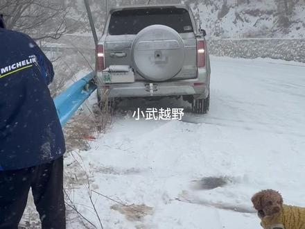 下雪天下坡怎么操作 #雪地穿越 #第一场雪