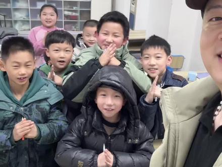 敢问阁下是?#老师和学生 #书法教学 #书法班 #师生日常 #老师的套路