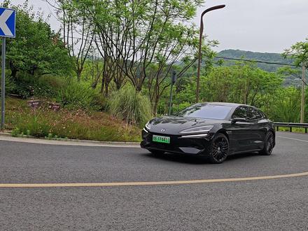 腾势Z9GT:提车开了一千多公里,如果换个标,绝对能卖50万 提车已经有一段时间了,到目前为止,已经开了一千多公里,性能对于我来说是严重过剩的,如果车上坐有家人,我根本就不敢尝试地板油,稍微踩一下油门就可以完成超车。
关于的操控性和底盘,我觉得在50万以内都是无敌的状态,高速上行驶,我最高跑到130,感觉就像是吸附在地面一样,各种超车都很轻松,能感觉对车的掌控力特别稳,然后在开启极致转向功能之后,转弯半径就可以变得非常小,在很多小道上都可以直接一把完成掉头。
易三方功能里面最实用的应该是圆规掉头和泊车功能,侧方位停车,可以直接先进车头,然后一个摆尾就完成停车,这个功能的回头率超级高,它的情绪价值一下就有了。
帝瓦雷的音质超级好,有前后两个冷暖冰箱,给孩子热个饭挺方便的,城区智驾在有行车线的情况下比较好用,如果没有线的路段,还是会有需要接管的情况。
另外,有人说电子后视镜不好用,其实我使用半个小时就习惯了,特别好用的地方在于晚上,哪怕全黑环境下,你也能看得非常清楚。
我觉得,换个合资的车标,这车绝对不止50万。@腾势汽车
如果你们有更多关于这辆车的各种问题,欢迎提问,我尽力回答。#腾势Z9GT