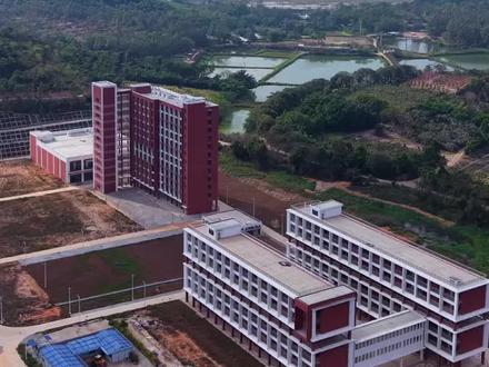 台山技工学校新校区投入启用倒计时!预计2026年9月秋季开学就可以搬迁就读。位于台山工业新城西组团台开快速与G240台山段龙山支线互通西北侧,目前一期的工程项目大部分都已经建成等待验收!力争早日升级为技师学院…你期待吗?#台山 #学校 #新校区 #城市建设 #未来可期