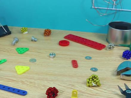 橡皮泥人绿泡泡:用零散的小磁铁,搭建了一辆帅气的坦克人! #积木玩具 #益智积木 #黏土