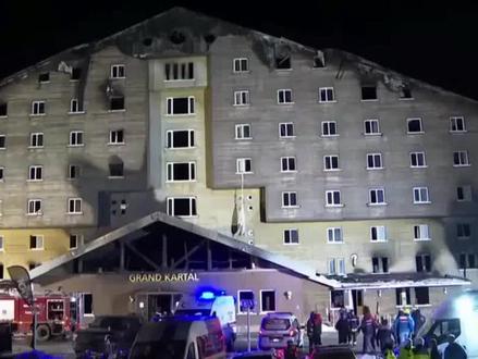 2026年1月1日凌晨,瑞士滑雪胜地克朗-蒙大拿镇“星座酒吧”突发爆炸火灾,已致40人死亡、115人重伤。遇难者含法国、意大利等多国公民,最小年龄仅16岁#瑞士#火灾 #新闻解读