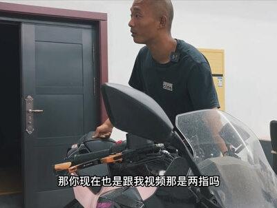 你觉得两指握把的方式,是不是最稳的? #摩托车 #新手上路#摩托车安全驾驶