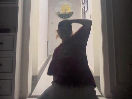 该视频讲述了三旬老人跳cortis进行曲的心酸与狼狈 #cortis进行曲 #cortis #严成玹 #金主训 #舞蹈