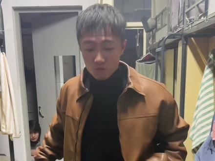 和室友玩捉迷藏。#男生宿舍 #大学生 #空巢寝室长