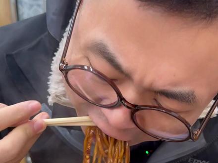 抚顺的抻面还真是各种各样的,这次也算是吃上炒面了,炒面很香,甜口的也很特色。#我是美食创作者 #抻面 #抚顺