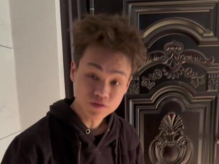 “不太会讲爱,但是已经偷偷幸福了很久。”“爱会垫脚,也会弯腰”