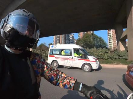 #让骑行成为一种生活 #国宾650 #道路救援 今天在老余杭帮一辆救护车开道,骑行圆满了~