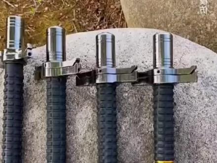 男人的玩具多功能三节折叠登山杖,伸缩自如,携带方便,户外应急防身都可以使用#防身棍#登山杖#三节棍#破窗器#户外工具