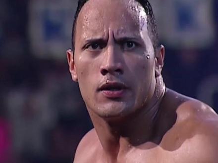 #wwe #巨石强森 2000年周赛 巨石强森小队VS凯恩 里克希 送葬者出手相救!