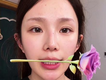 瑶瑶说龙浩天已经很关心她了。瑶瑶摔倒他太慌了, 4层楼梯说成了4楼。今天晚上是这个月的最后一次大舞台直播了,很好看,一定要来!今天晚上会有CP环节。#龙浩天