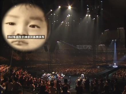 小田和正十大金曲!对不起,东爱没排第一名! #经典老歌 #突如其来的爱情 #东京爱情故事 #可乐影音 #抖音创作人计划
这期视频,无关排名,只关乎一首歌如何成为一个人青春的注脚。小田和正的《言葉にできない》,对我而言,不是排行榜上的名曲,而是2007年电影《手纸》结尾那根刺痛神经的刺,是2008年东京新桥餐馆里,与店长相视一笑的默契密码。
它记录了我留学时光里的孤独、漂泊与笨拙的成长。旋律响起,那些以为早已模糊的日夜便清晰如昨。这个世界纷繁复杂,有人为爱情唏嘘,有人为现实辩白,而这首歌教会我珍视那些“无法言喻”却重若千钧的情感——关于亲情,关于成长,关于如何与过去的自己和解。
如今,我把它作为整个系列的终点。它或许不是最耀眼的那首,却是我记忆星图中最恒久的光。献给所有被一首歌定义过一段时光的你:前路漫长,愿你心底总有旋律回响,照亮来路,也温暖前方。