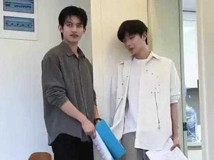 严厉的指导老师,粘糊糊,腻腻歪歪的两小只😃#郝熠然#云旗 #花絮比原版甜系列 #排练花絮