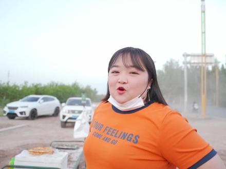 淡嘴哥请吃吐鲁番路边摊罗布烤鱼,60块/条还送馕,想吃哪条随便选 #路边摊 #罗布烤鱼 #美食趣胃计划