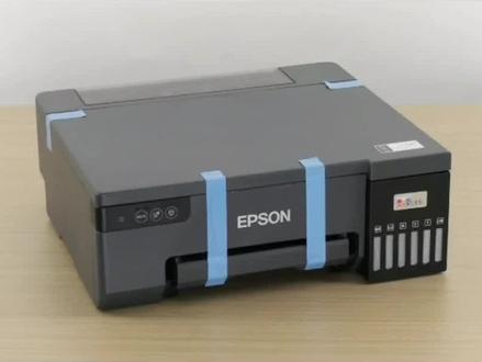 第4集 |EPSON
打开打印机上盖 视频简介
爱普生L8058 L18058打印机新机充墨教程
爱普生L8058新机充墨方法撕掉保护胶带,打
开打印机上盖,撕掉墨车上面的保护胶带。接通电源线,打印机开机。开关指示灯常亮,打印机开机运行完成,墨水指示灯常亮。接下来加入爱莎长宏品牌墨水,打开墨仓盖及加墨口,按照颜色顺序依次加入。加墨完成后关闭加墨口、墨仓盖及打印机上盖。长按墨水指示灯5秒,这时开关指示灯开始闪烁,机器正在运行。运行完成后,开关指示灯常亮,打开进纸器,放入纸张并卡好,测试打印机。#照片打印机#爱普生l8058 #喷墨打印机 #新机安装
