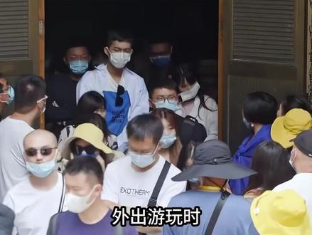 景区游玩遇到女厕长时间排队,游客情急之下借用男厕被拒,该如何理性处理这类突发情况?